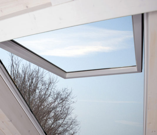 Nel futuro della finestra per tetti il comfort “automazione”a portata di mano