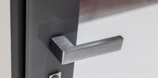 Via la placca dentro il cilindro. Novità per finestre e porte finestre ESSENZA