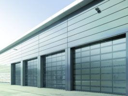 Design e tecnologia che valorizza l’effetto facciata continua del portone