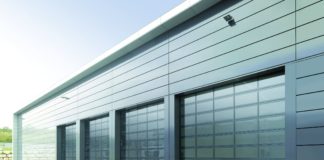 Design e tecnologia che valorizza l’effetto facciata continua del portone