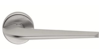 Nuova maniglia dalle linee essenziali, discrete, ma al tempo stesso corpose