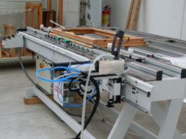 Soluzione semiautomatica ad alta produttività per avvitare la ferramenta sugli infissi