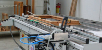 Soluzione semiautomatica ad alta produttività per avvitare la ferramenta sugli infissi