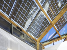 Vetro stratificato con celle fotovoltaiche anche per sottofinestra. Prestazioni garantite fino a 100 gradi