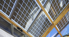 Vetro stratificato con celle fotovoltaiche anche per sottofinestra. Prestazioni garantite fino a 100 gradi