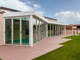 Tradizione e innovazione per elegante villa con specchio d’acqua “protetto”