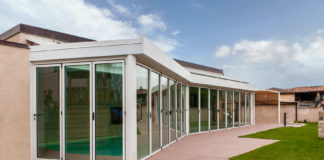 Tradizione e innovazione per elegante villa con specchio d’acqua “protetto”