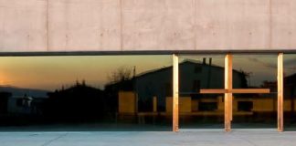 La lunga vetrata quale luminosa cornice evocativa del complesso parrocchiale San Paolo di Foligno