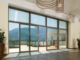 Sistema in PVC molto flessibile per grandi pareti vetrate a tutta…Vista