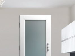 Porta antieffrazione con elemento di design rappresentato dall’ampia vetrazione