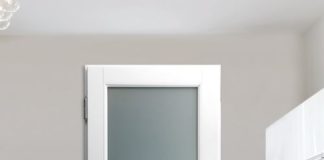 Porta antieffrazione con elemento di design rappresentato dall’ampia vetrazione