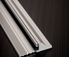 Nuova soglia per porte con scarichi sfalzati e doppia guarnizione a doppia