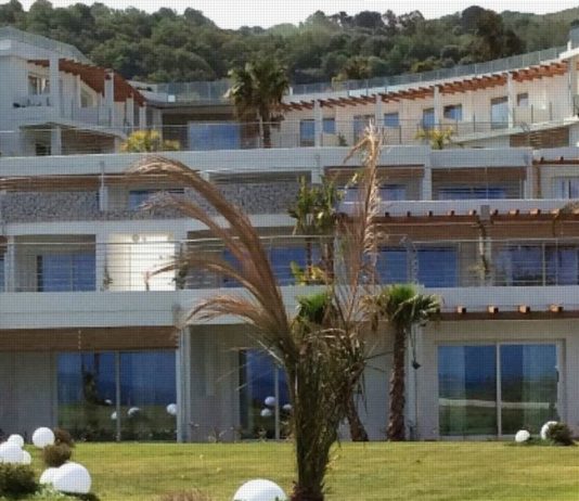 Scorrevoli SPI in “bianco venato” per ammirare il panorama dall’Infinity Resort Tropea