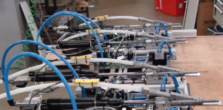 Soluzioni automatiche ad hoc per assemblare telai in legno. 4 viti ogni 10 secondi