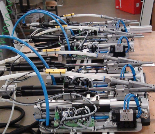 Soluzioni automatiche ad hoc per assemblare telai in legno. 4 viti ogni 10 secondi
