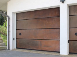 Portoni sezionali da garage, nuova proposta di finitura in acciaio cangiante