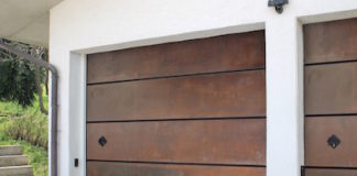 Portoni sezionali da garage, nuova proposta di finitura in acciaio cangiante