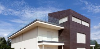 Ampliamento e riqualificazione villa con torre rivestita in titanio. Classe energetica “A Superior”