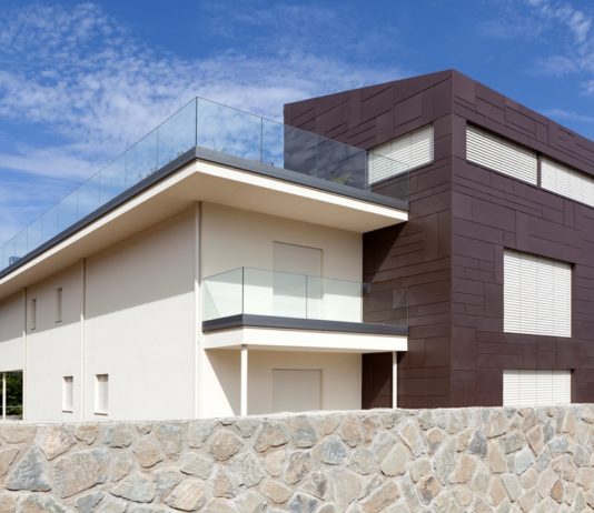 Ampliamento e riqualificazione villa con torre rivestita in titanio. Classe energetica “A Superior”