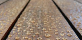 Invisibile scudo contro le aggressioni al legno. Nuova vernice super idrofobica