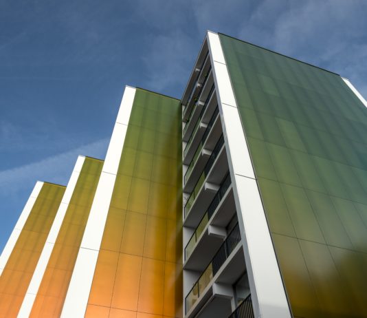 Pannelli in fibra per facciate, avvincente gioco di nuovi colori con effetti cristallo