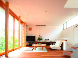 Dalle finestre alle porte, l’eleganza del legno e la resistenza dell’alluminio in diverse declinazioni