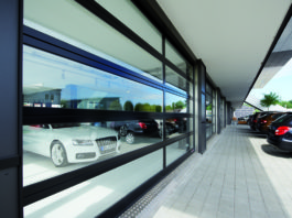 Nuovo portone sezionale con ampie finestrature per negozi e showroom