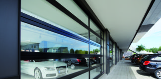 Nuovo portone sezionale con ampie finestrature per negozi e showroom