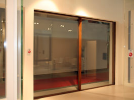 Dallo scorrevole al battente sempre con effetto “tutto vetro” e telaio minimale in legno