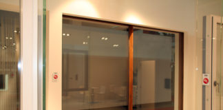 Dallo scorrevole al battente sempre con effetto “tutto vetro” e telaio minimale in legno