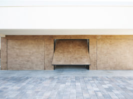 Bellezza della forma-funzione. La porta da garage diventa… Invisible