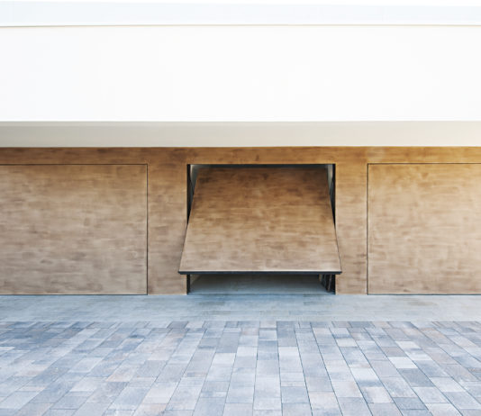 Bellezza della forma-funzione. La porta da garage diventa… Invisible