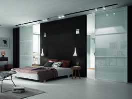 Inedito sistema porte scorrevoli: il vetro sempre protagonista assoluto