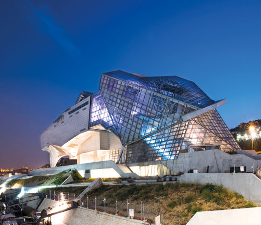 Atterrata a Lione “l’astronave” di vetro e acciaio realizzata dal gruppo Permasteelisa