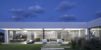 Dallo scorrevole con profili minimali alle porte interne per esaltare l’architettura dell’ambiente