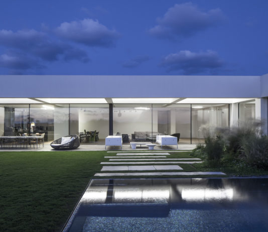 Dallo scorrevole con profili minimali alle porte interne per esaltare l’architettura dell’ambiente