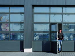 Nuovo portone sezionale industriale: funzionalità e prestazioni energetiche in sinergia