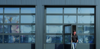 Nuovo portone sezionale industriale: funzionalità e prestazioni energetiche in sinergia