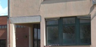 Toscana, cade finestra in classe: feriti due bambini. Fondi solo per imbiancare.