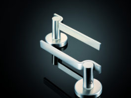 Nuova maniglia dalla spiccata linearità che, capovolta, da origine ad un modello differente