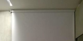 Resstende firma pure le schermature del nuovo spazio PRESSO di Milano