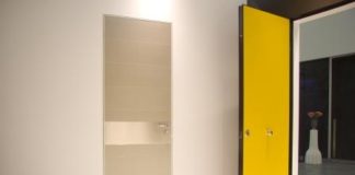 Porta di sicurezza per interni di nuova concezione declinabile in vari materiali e colori