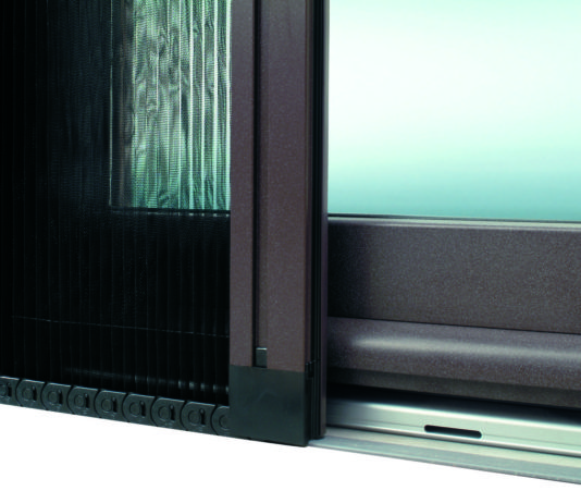 In verticale o in orizzontale, sbarrate le finestre contro le zanzare