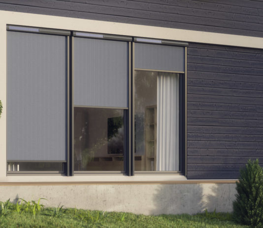 Soluzione ombreggiante esterna per finestre verticali. Nuova tenda parasole