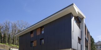 Villa plurifamiliare assume nuovo volto grazie alle facciate rivestite in zinco titanio