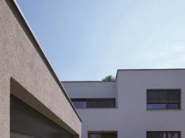 Elevata versatilità e design contemporaneo. Nuove finiture per portone sezionale LPU 40