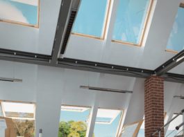 Panoramica con doppia apertura. Nuova grande finestra da tetto in legno