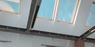 Panoramica con doppia apertura. Nuova grande finestra da tetto in legno