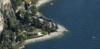 Portone sezionale “total look”, per suggestiva villa sulla Riviera degli Ulivi