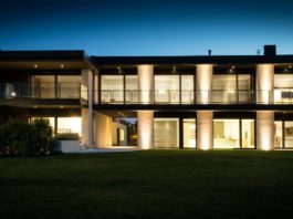 Vetrata in segno d’accoglienza in villa dalla forte identità contemporanea